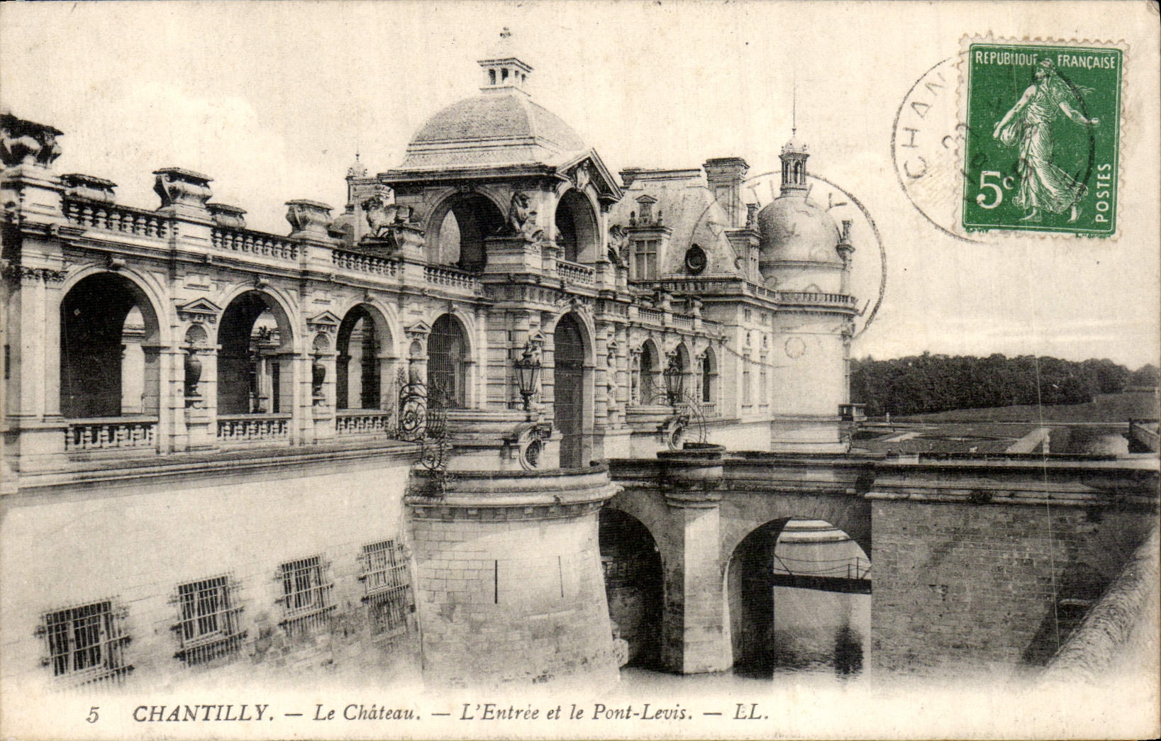 CPA Chantilly Le Chateau L'Entree et le Pont Levis