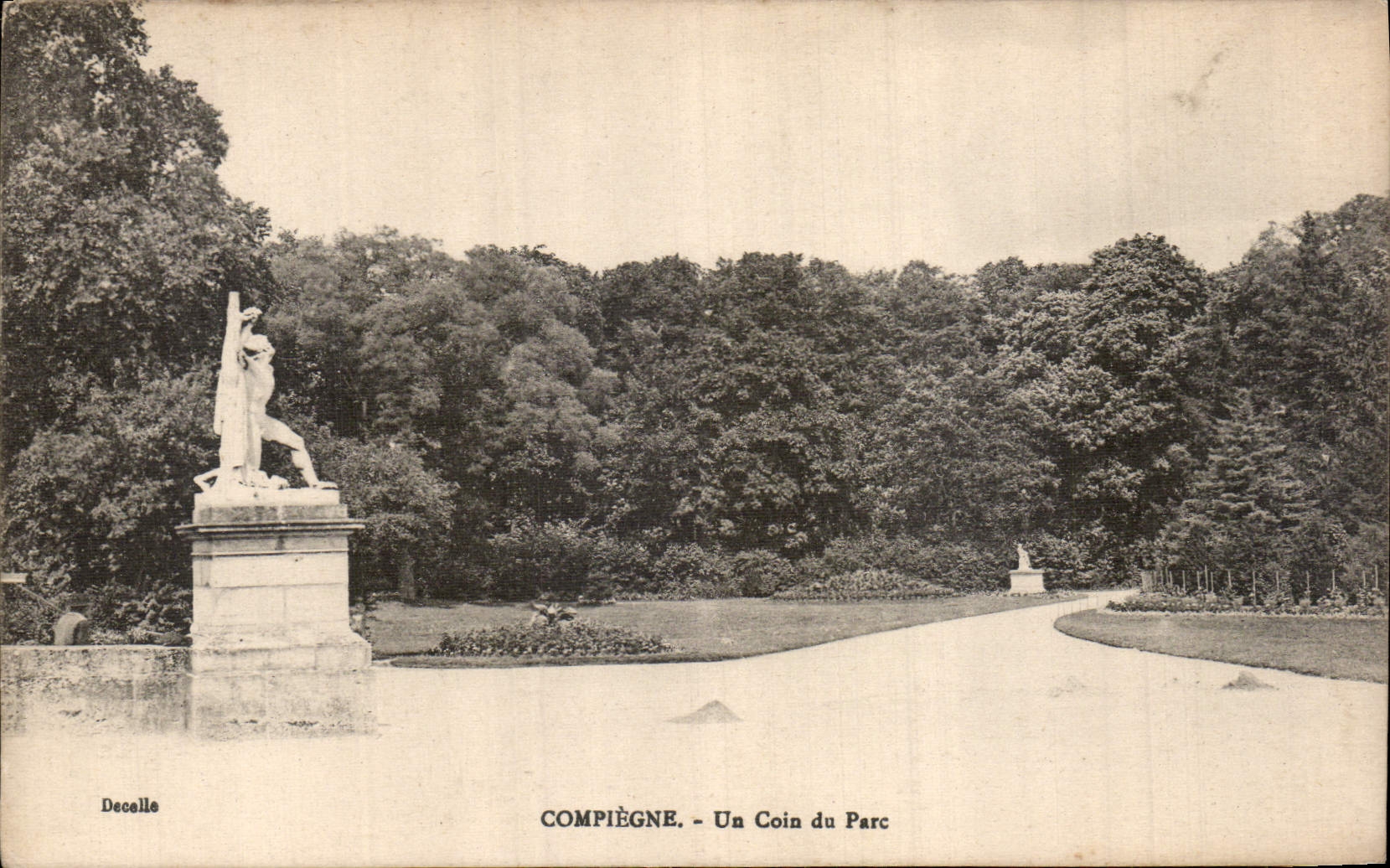 CPA Compiegne Un Coin du Parc 