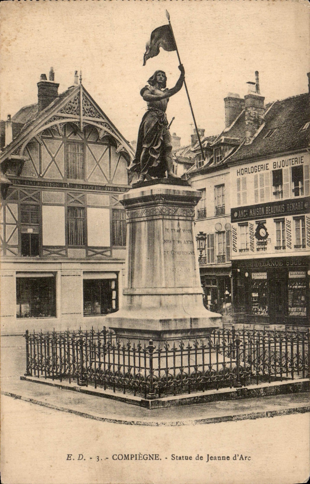 CPA Compiegne Statue de Jeanne d'Arc Horlogerie Bijouterie Maison Beauvais Renard