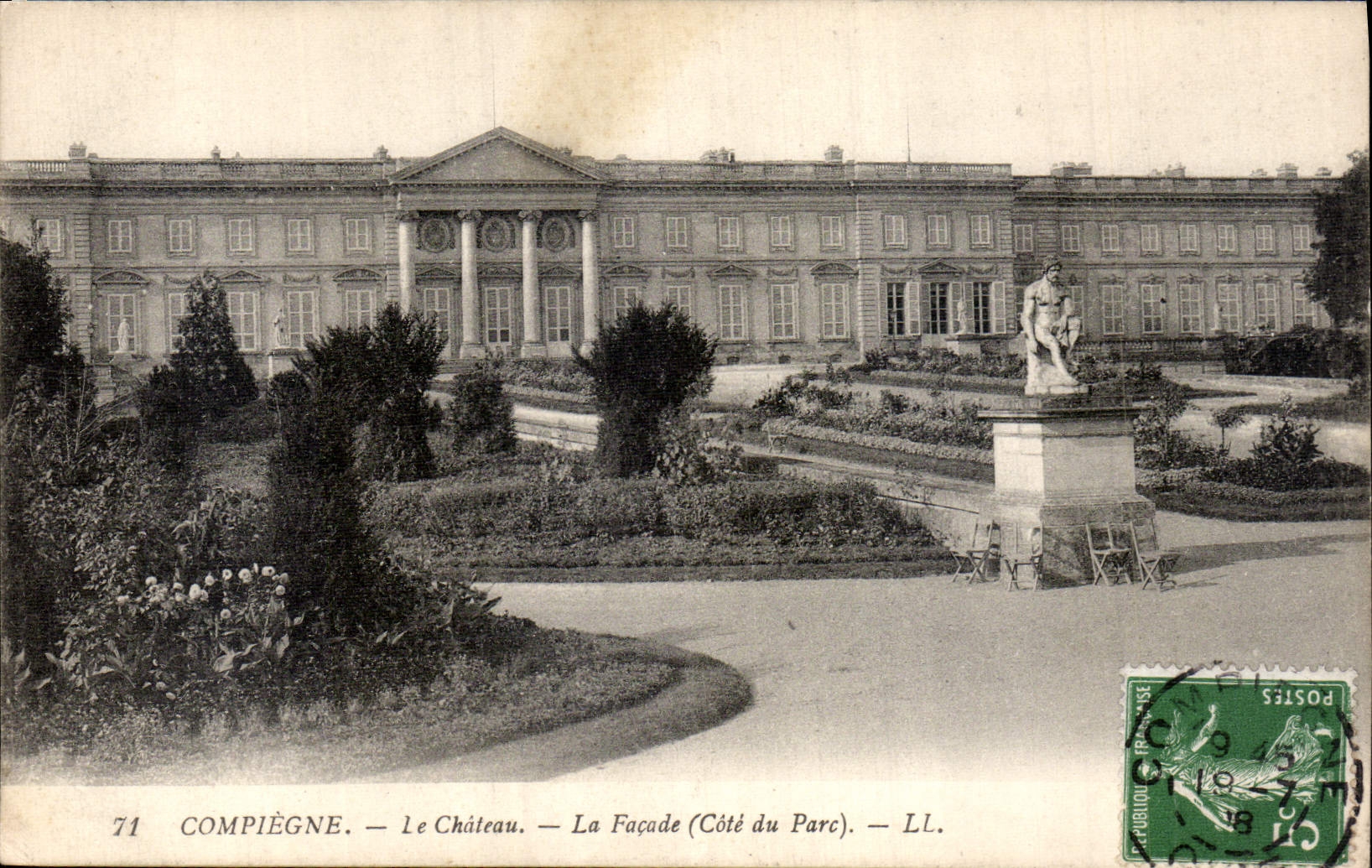 CPA Compiegne Le Chateau La Facade Cote du Parc