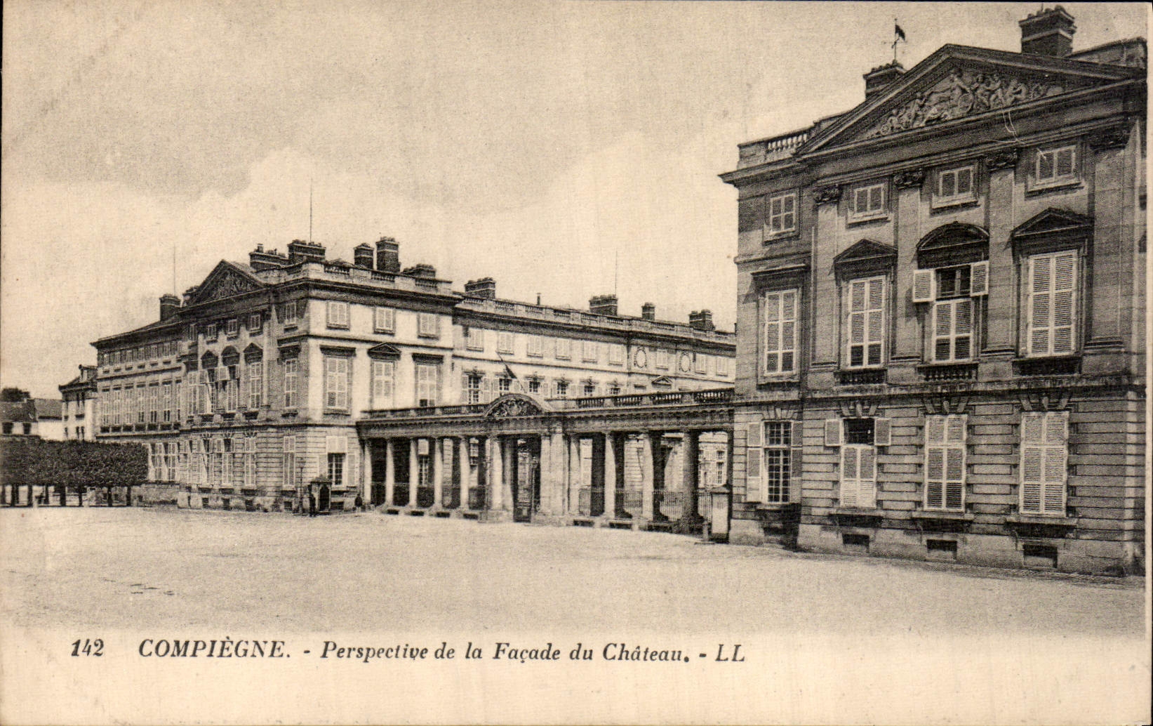 CPA Compiegne Perspective de la Facade du Chateau