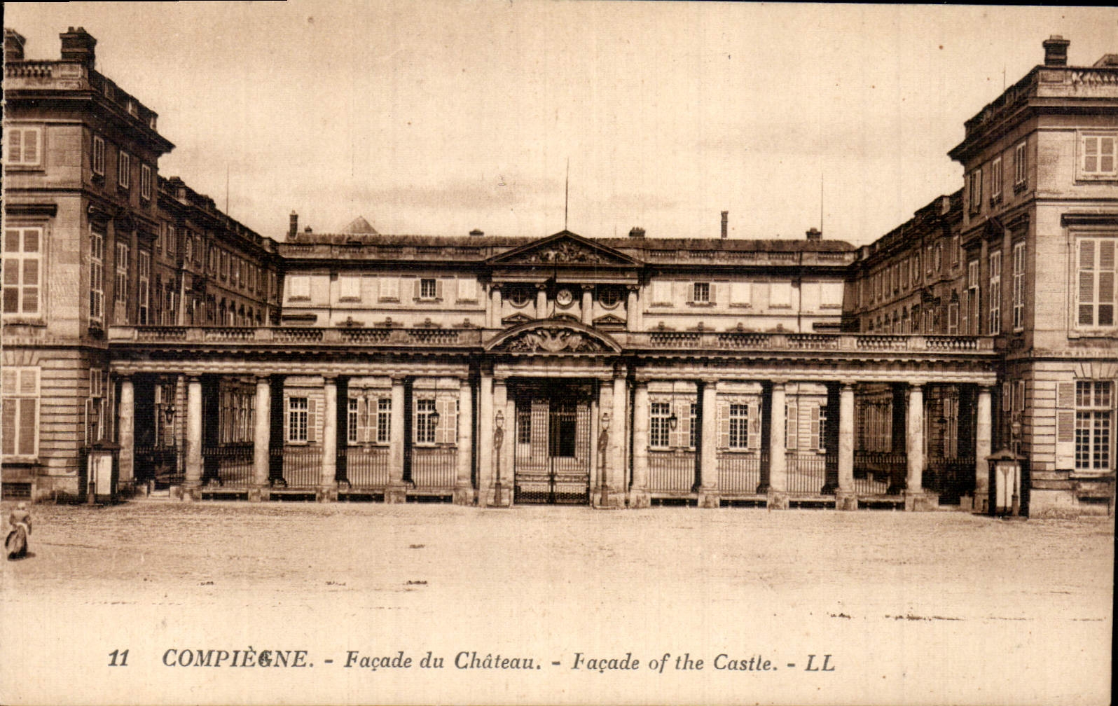 CPA Compiegne Facade du Chateau 