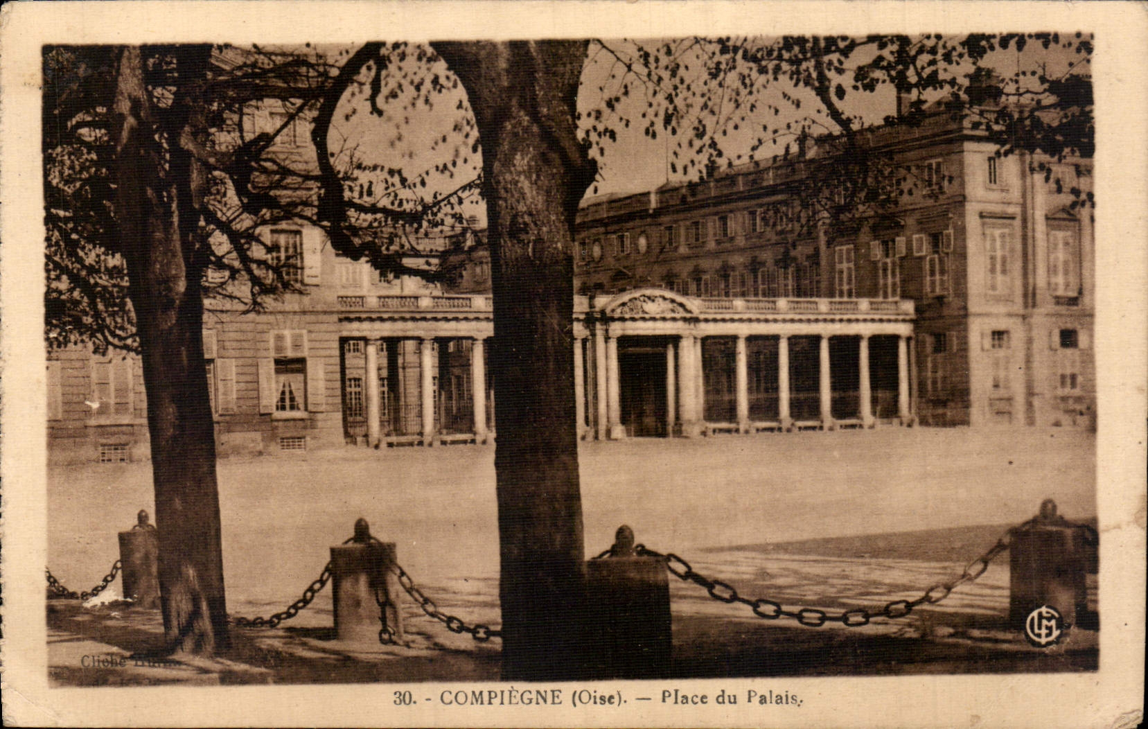 CPA Compiegne Oise Place du Palais 