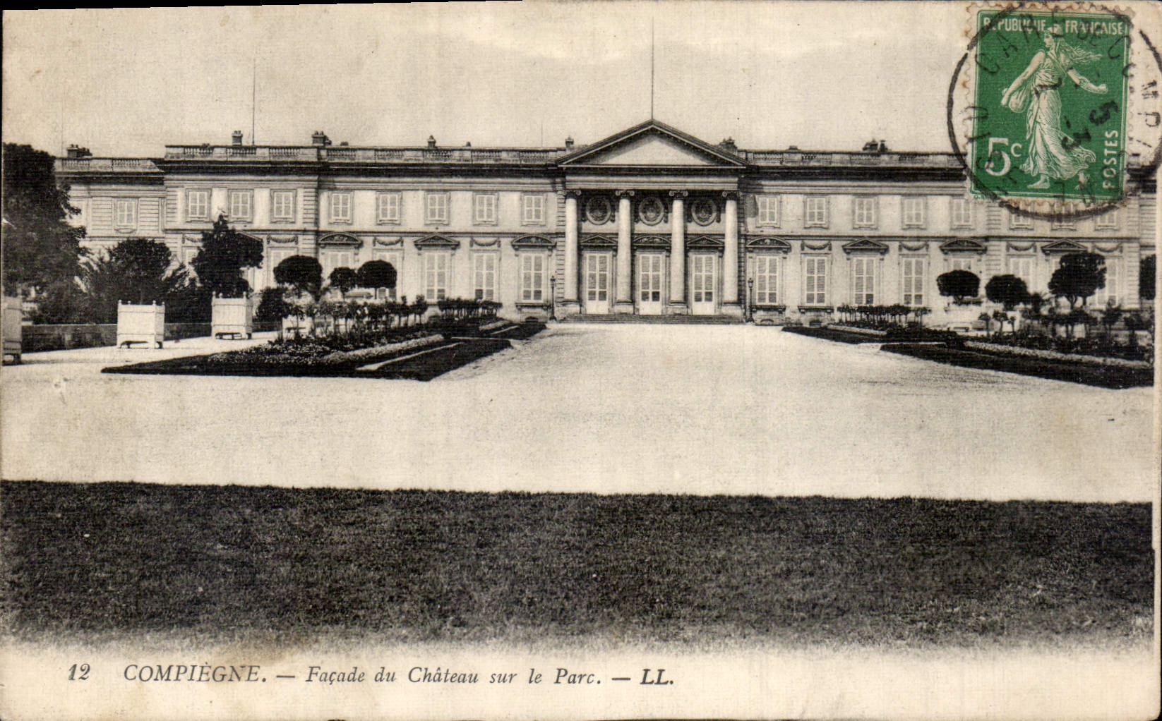 CPA Compiegne Facade du Chateau sur le Parc