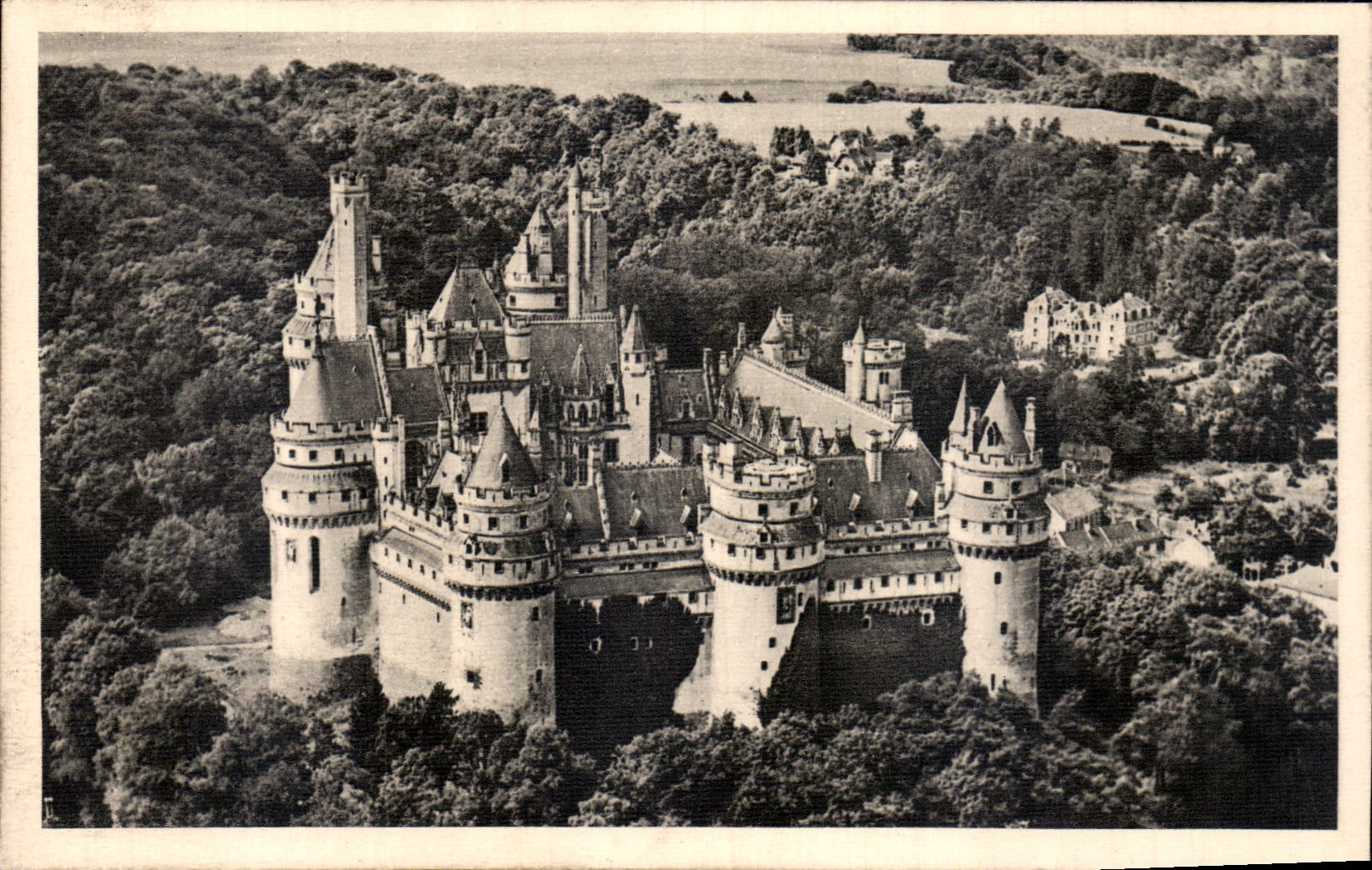 CPA Chateau de Pierrefonds Oise Vue d'ensemble