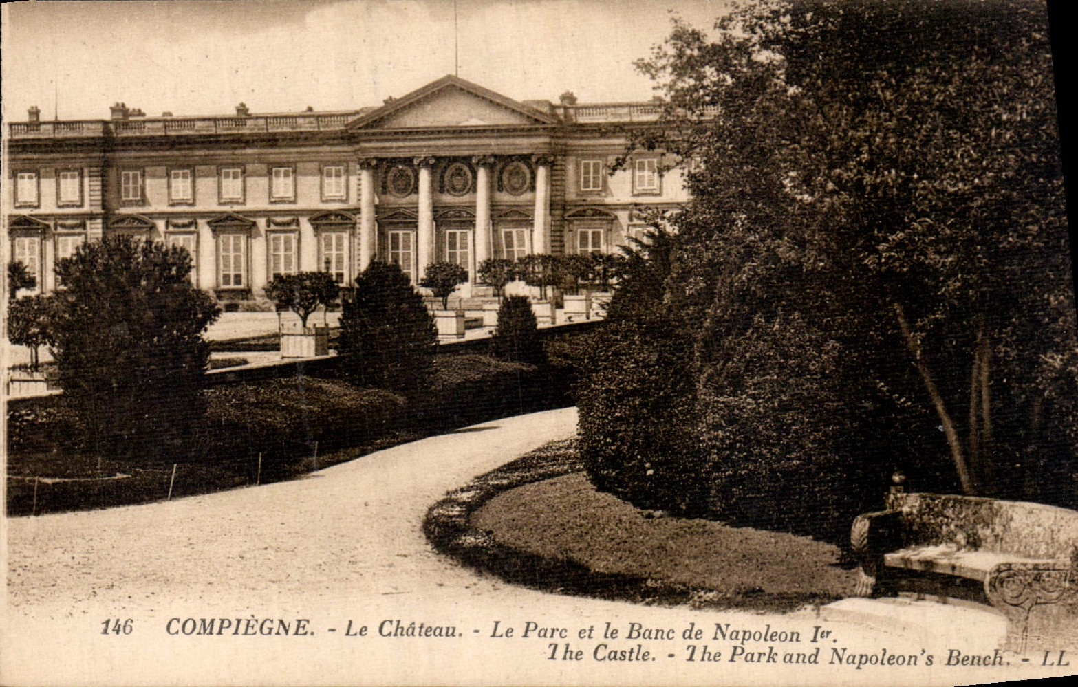 CPA Compiegne Le Chateau Le Parc et le Blanc de Napoleon 