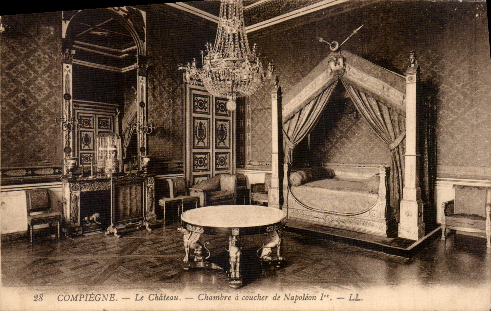 CPA Compiegne Le Chateau Chambre a coucher de Napoleon 