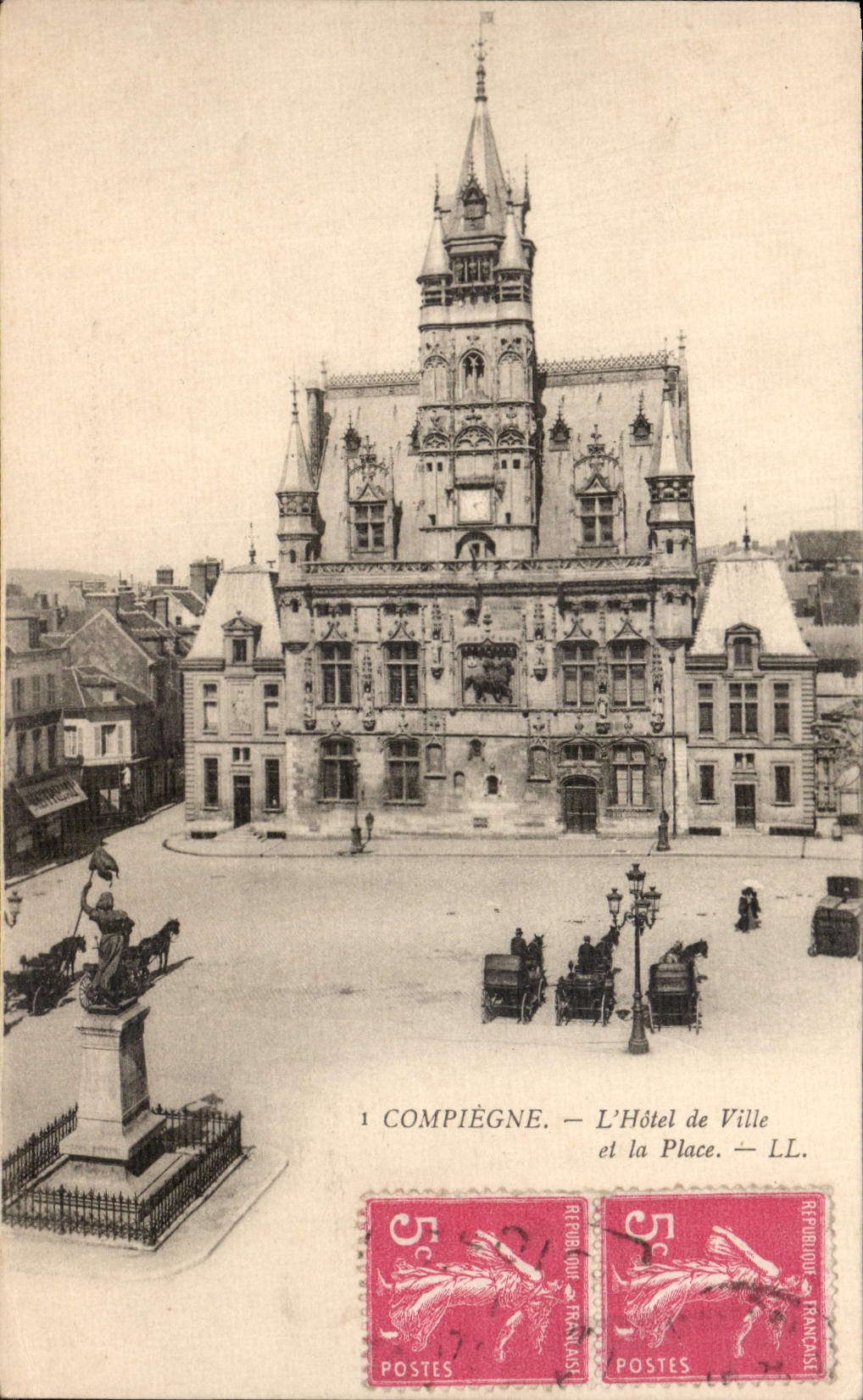 CPA Compiegne L'Hotel de Ville et la Place 