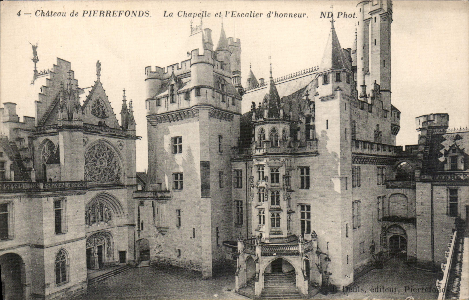 CPA Chateau de Pierrefonds La Chapelle et l'Escalier d'honneur