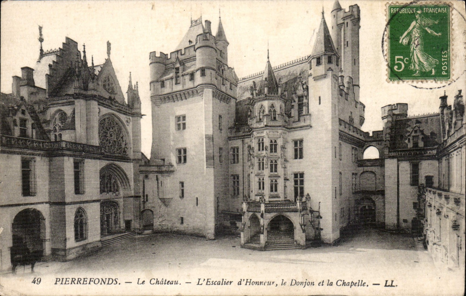 CPA Pierrefonds Le Chateau L'Escalier d'Honneur le Donjon et la Chapelle