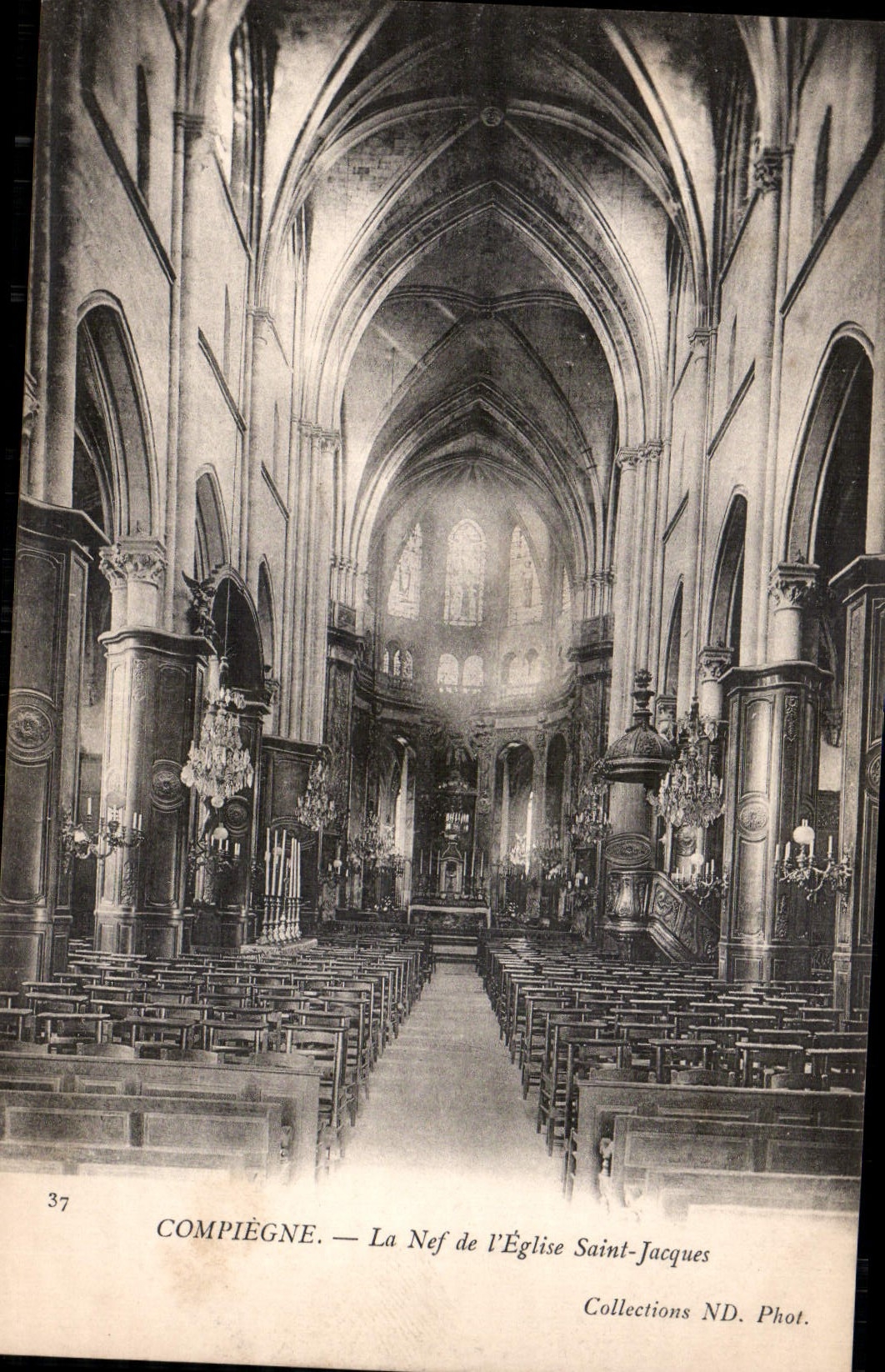 CPA Compiegne La Nef de l'Eglise Saint Jacques 