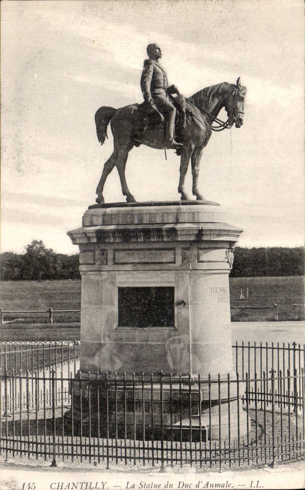 CPA Chantilly La Statue du Duc d'Aumale
