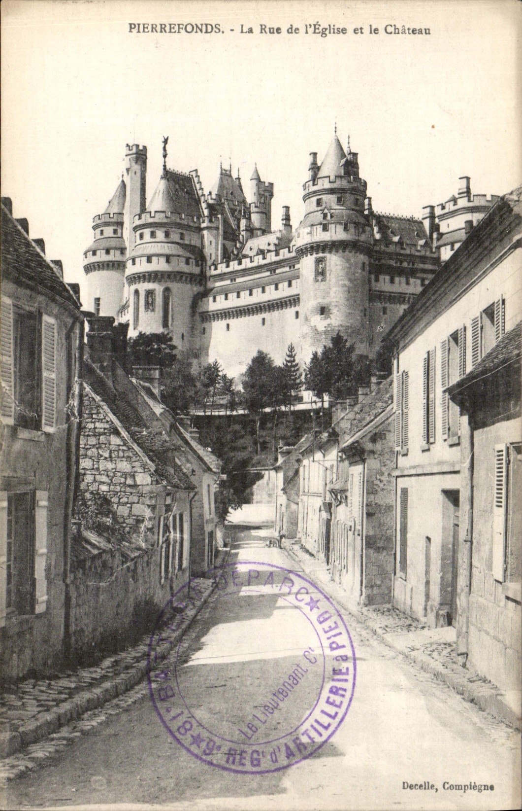 CPA Pierrefonds La Rue de L'Eglise et la Chateau 