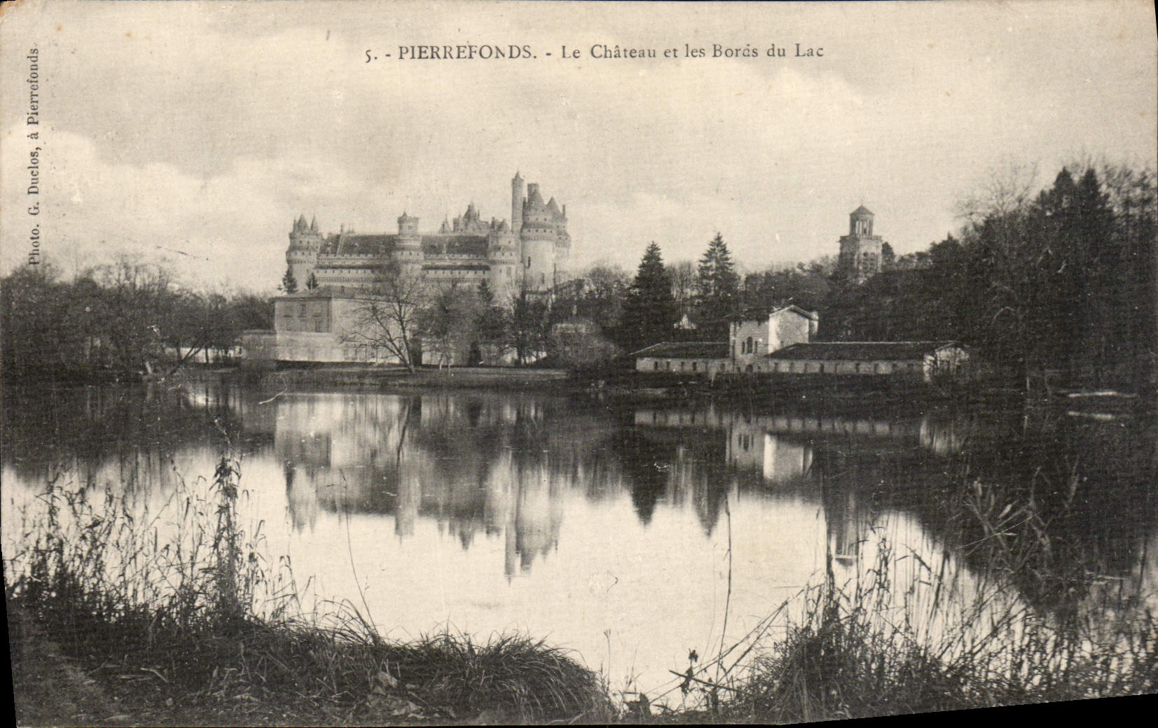 CPA Pierrefonds Le Chateau et les Bords de Lac 