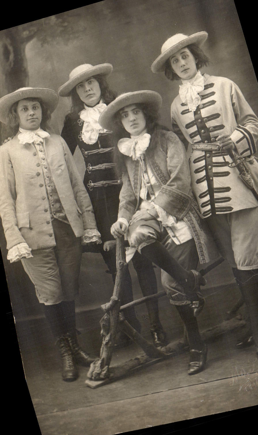 CARTE PHOTO Femmes Mousquetaires Chatellerault Theatre