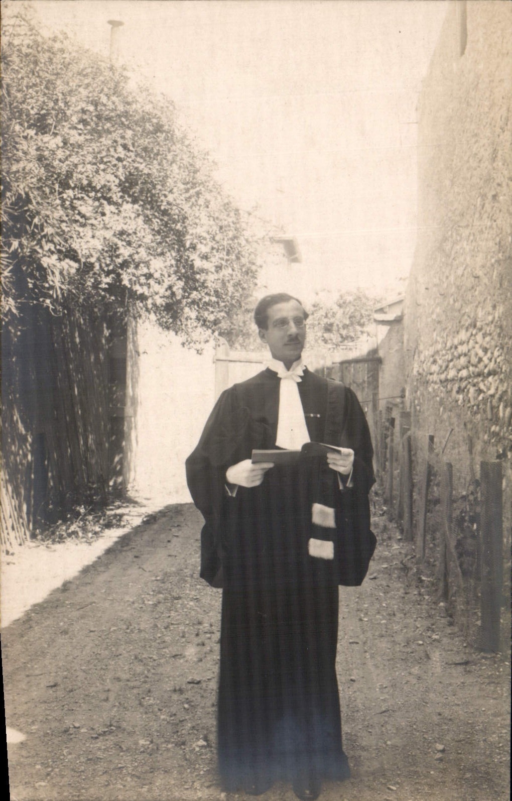 CARTE PHOTO Homme en toge