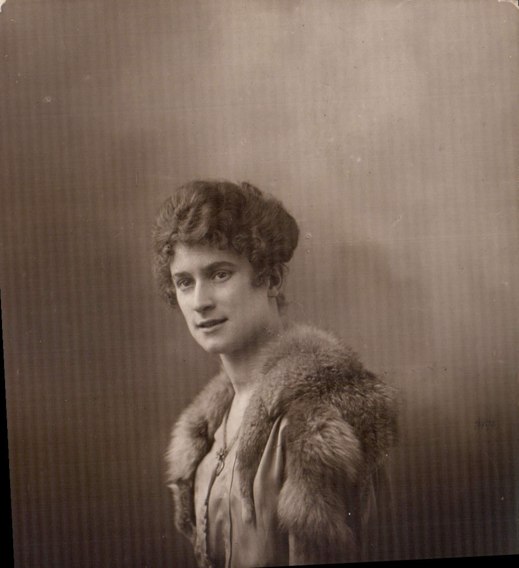 CARTE PHOTO Femme Paris Barbes