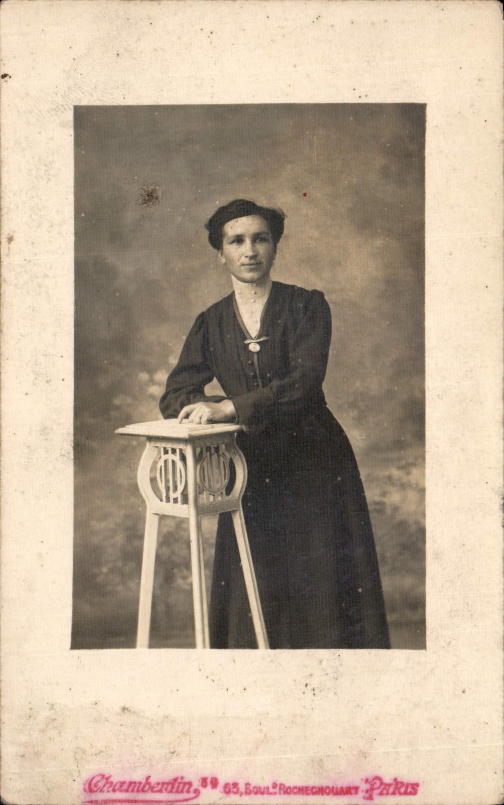 CARTE PHOTO Femme Boulevard Rochechouart Paris