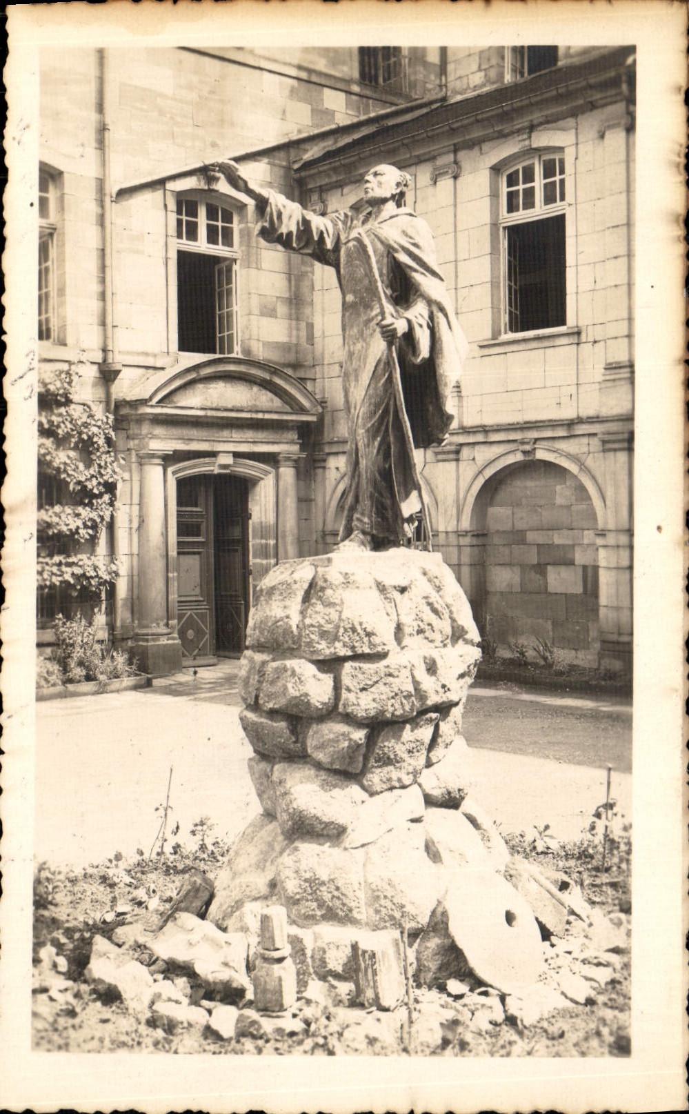 CARTE PHOTO Statue
