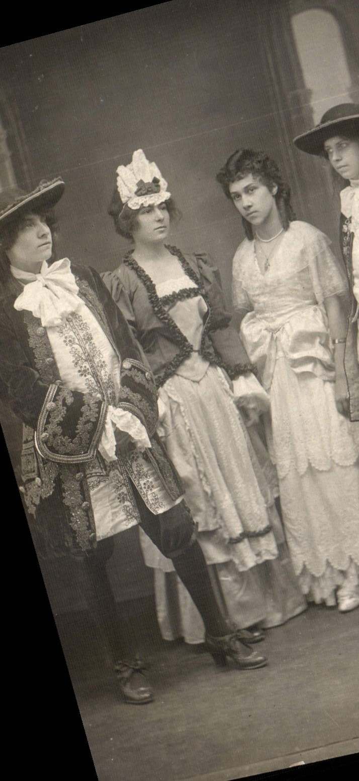 CARTE PHOTO Femmes Theatre Chatellerault
