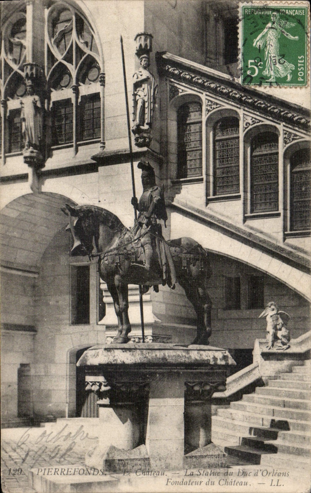 CPA Pierrefonds Le Chateau La Statue du duc d'Orleans Fondateur du château