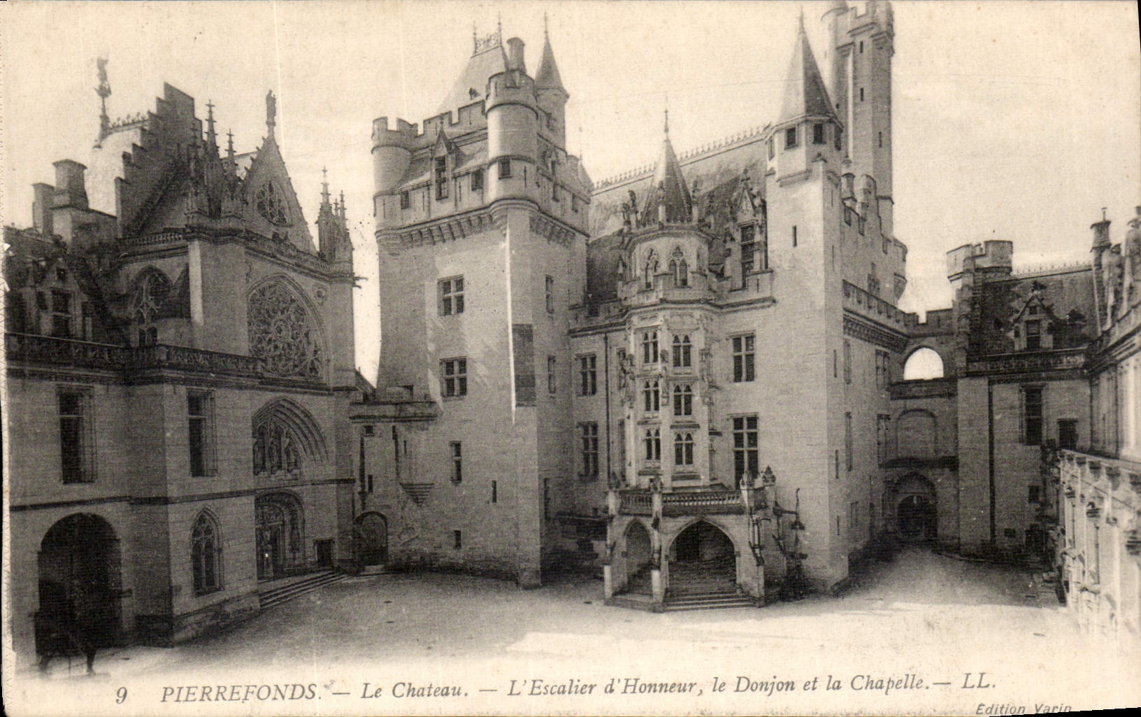 CPA Pierrefonds Le Chateau L'Escalier d'Honneur le Donjon et la Chapelle