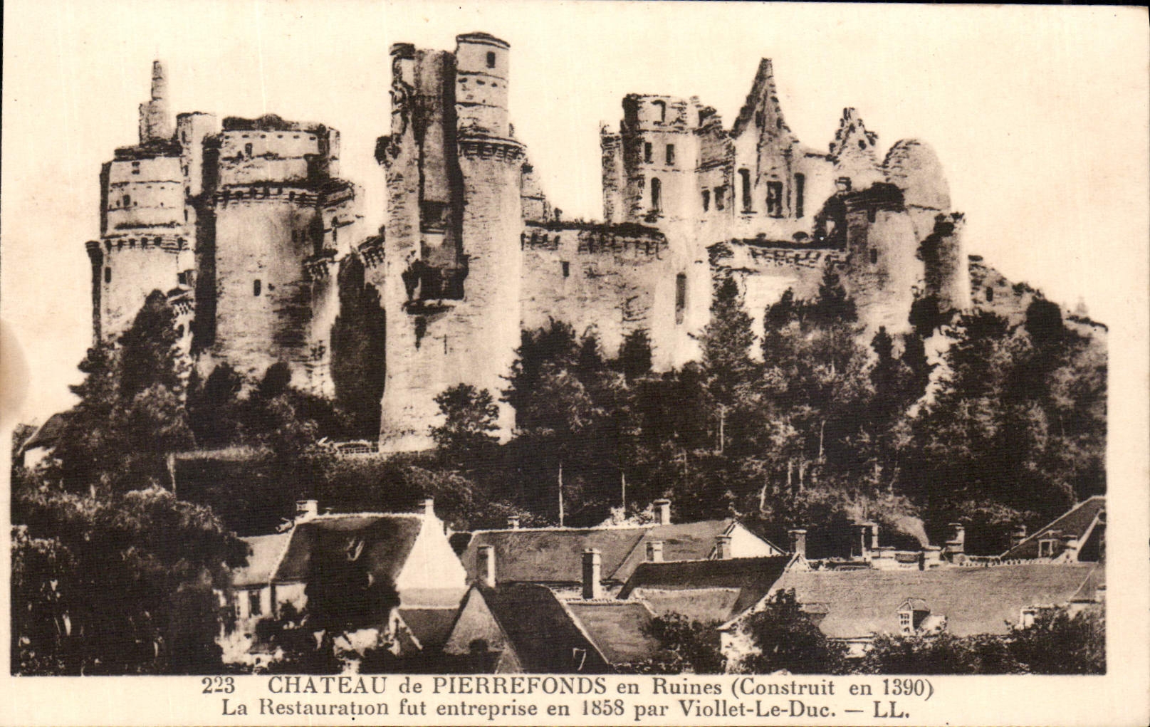 CPA Chateau de Pierrefonds en Ruines Construit en 1390