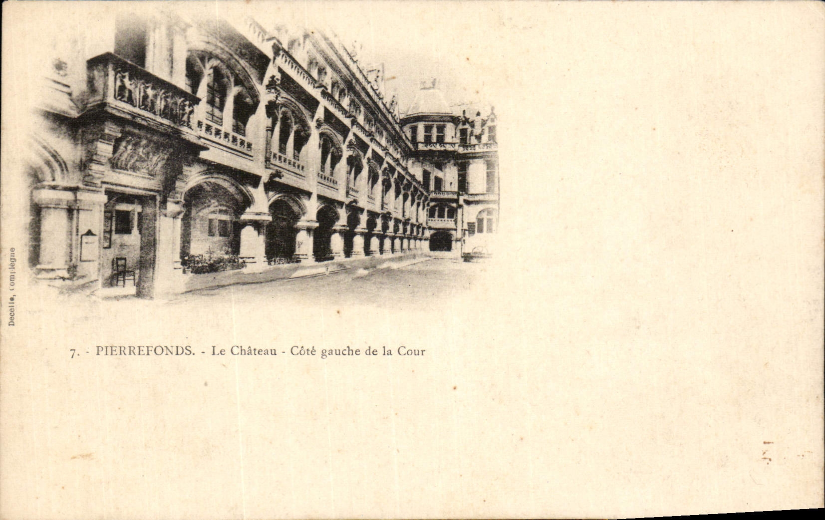 CPA Pierrefonds Le Chateau Cote gauche de la Cour