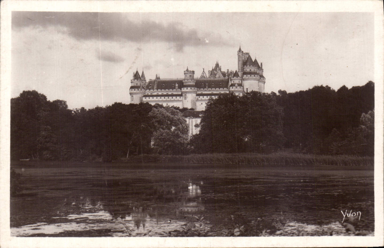 CPA Chateau de Pierrefonds Vue generale prise de l'Etang