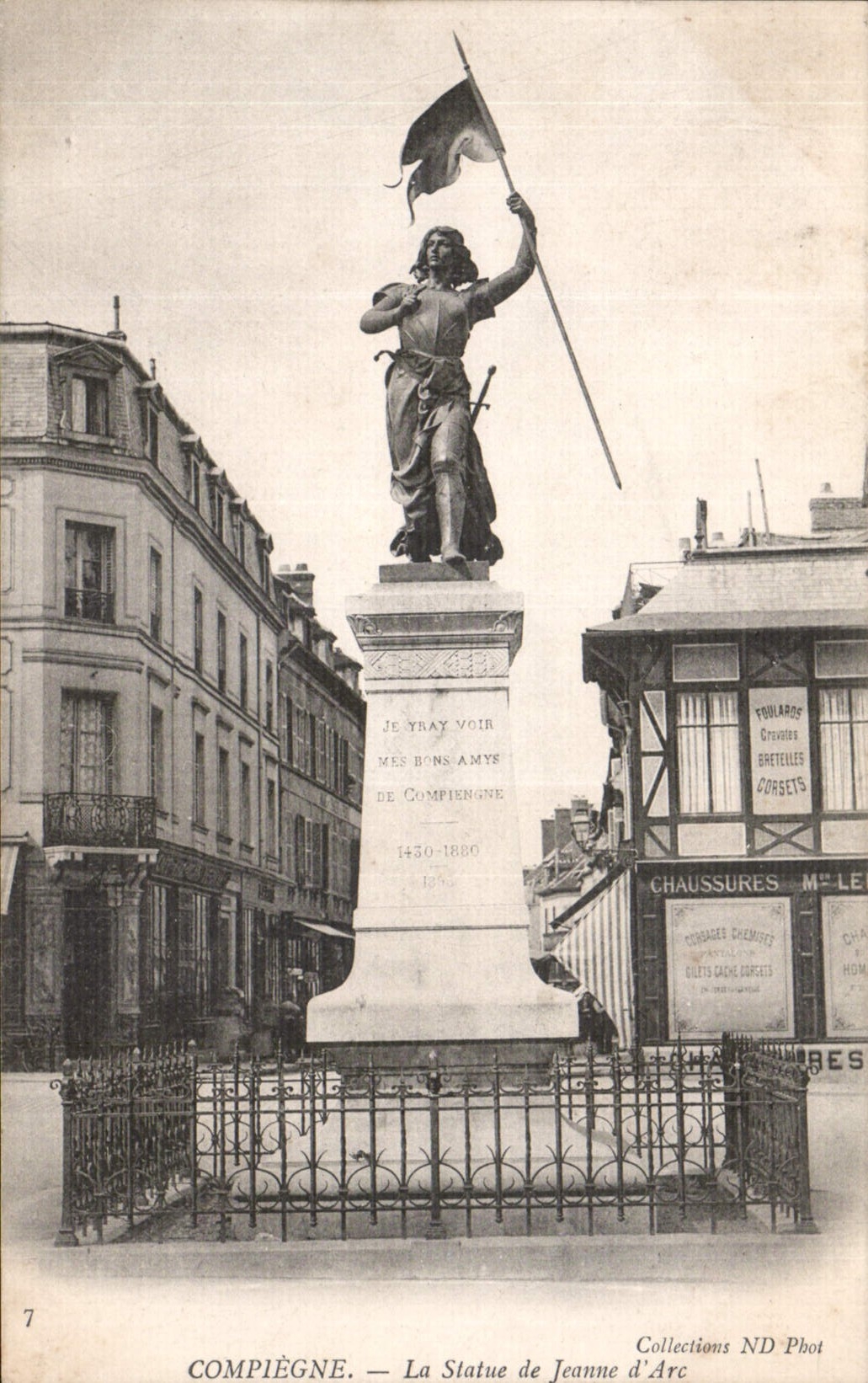 CPA Compiegne la Statue de Jeanne d'Arc 