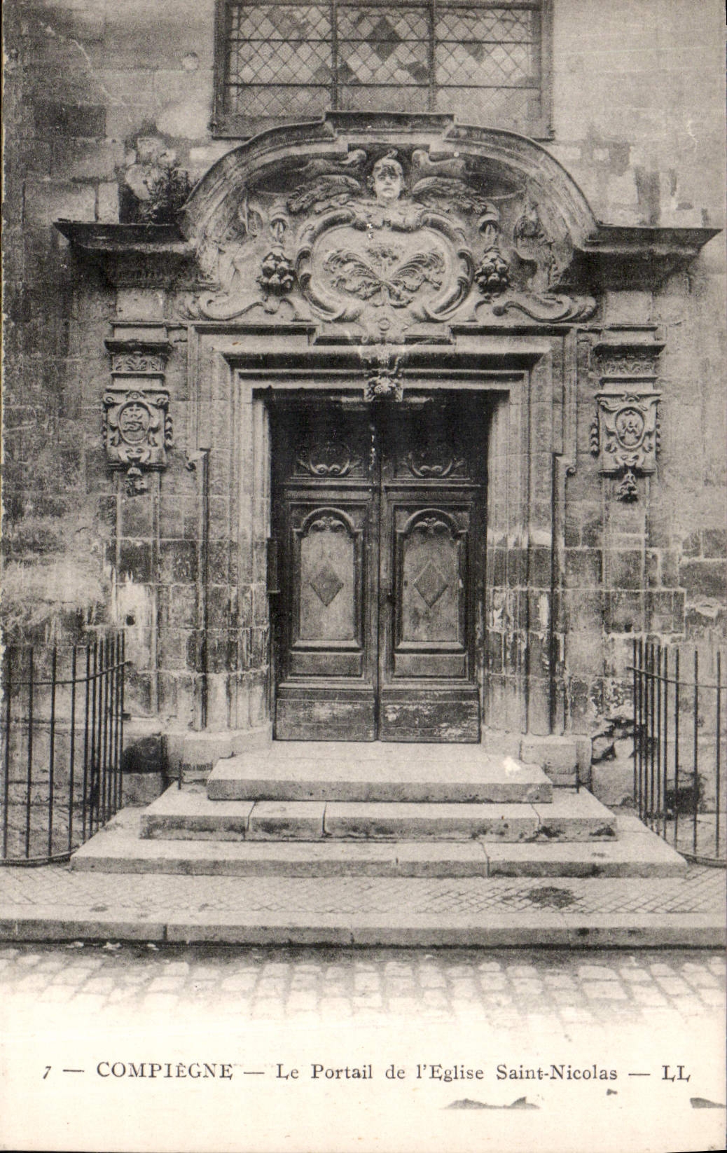 CPA Compiegne le Portail dfe l'Eglise Saint Nicolas 