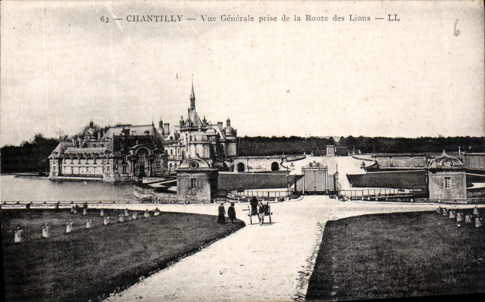 CPA Chantilly vue generale prise de la Route des Lions 