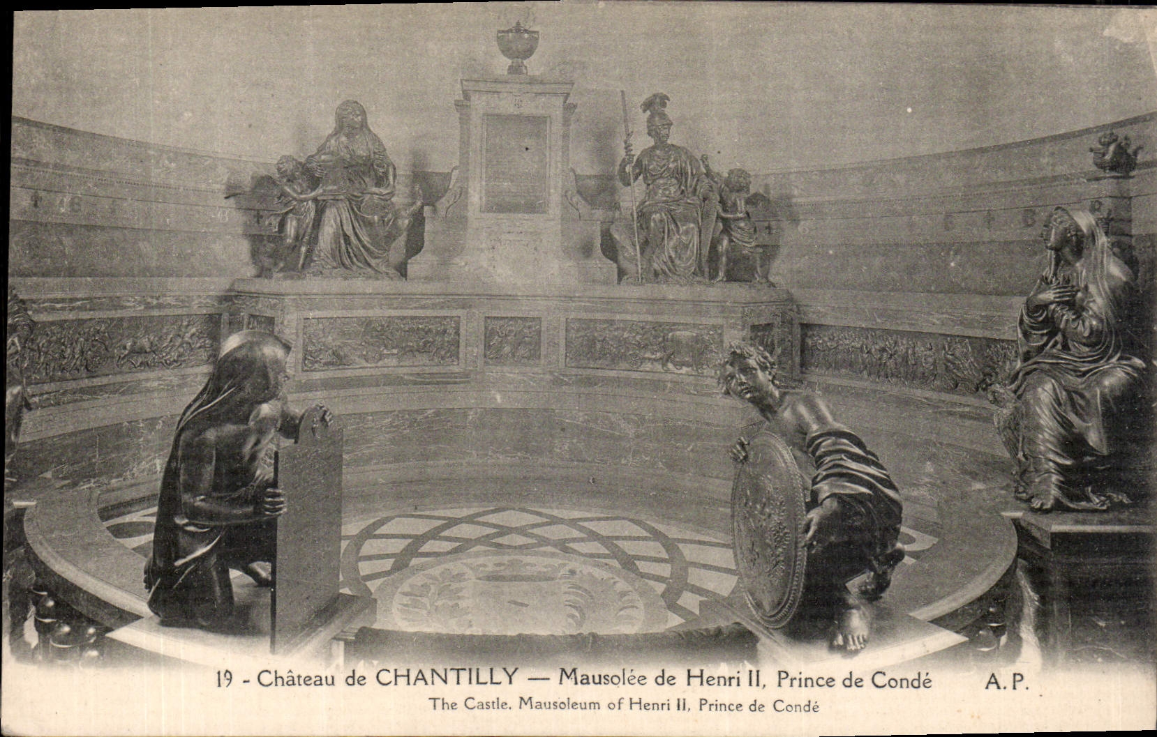 CPA Chateau de Chantilly Mausolee de Henri II prince de Conde