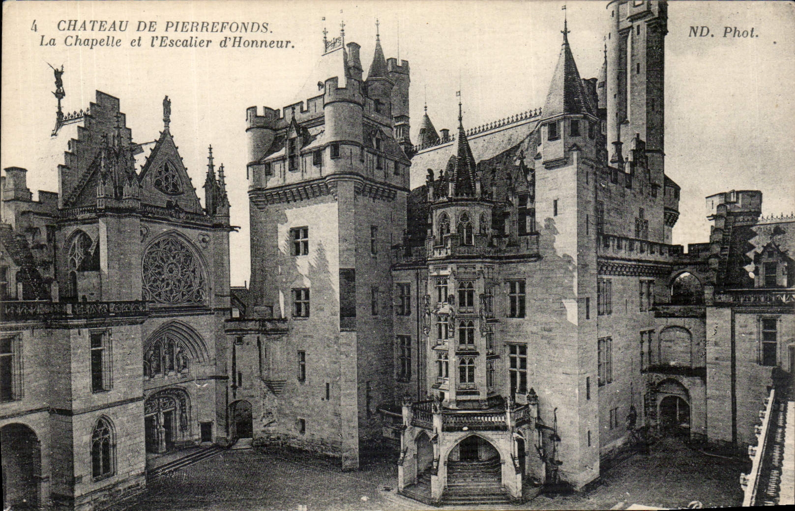 CPA Chateau de Pierrefonds la Chapelle et l'Escalier d'Honneur 