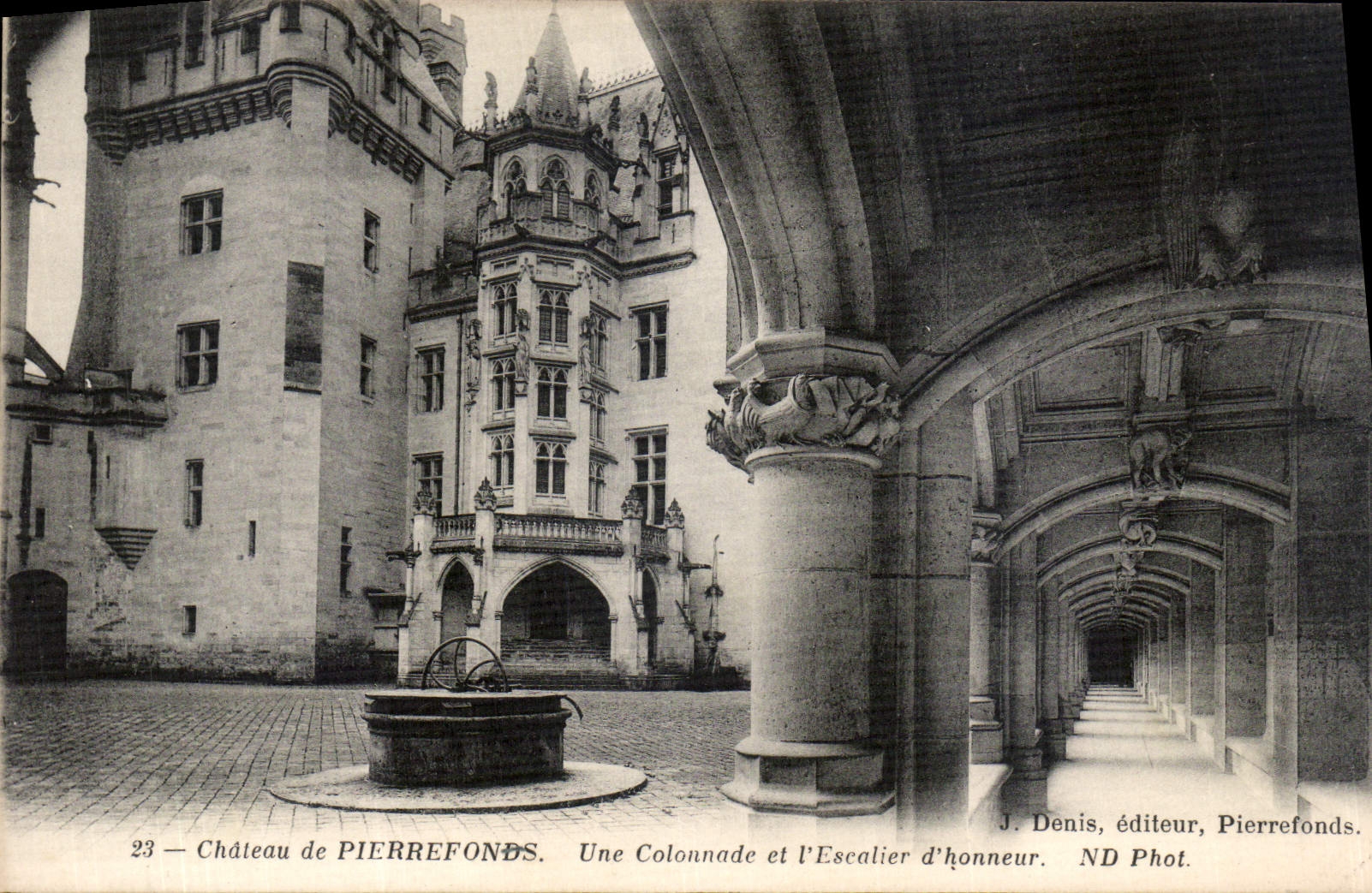 CPA Chateau de Pierrefonds une colonnade et l'Escalier d'honneur 