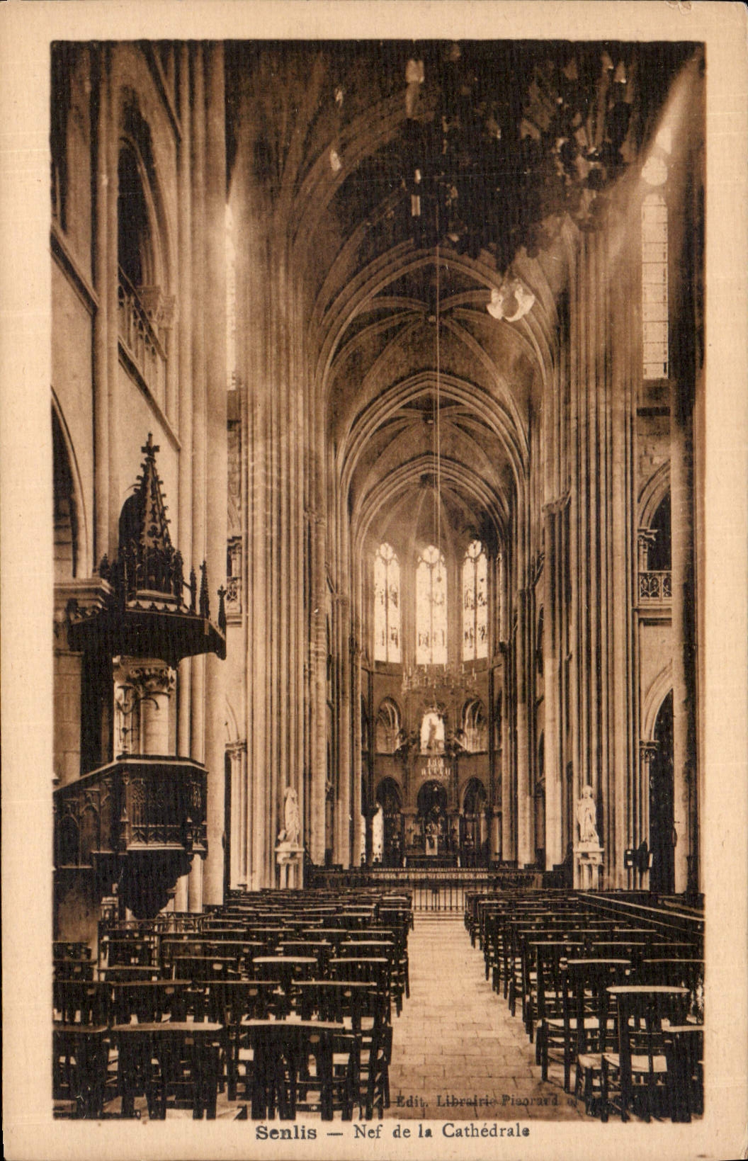 CPA Senlis Nef de la Cathedrale 