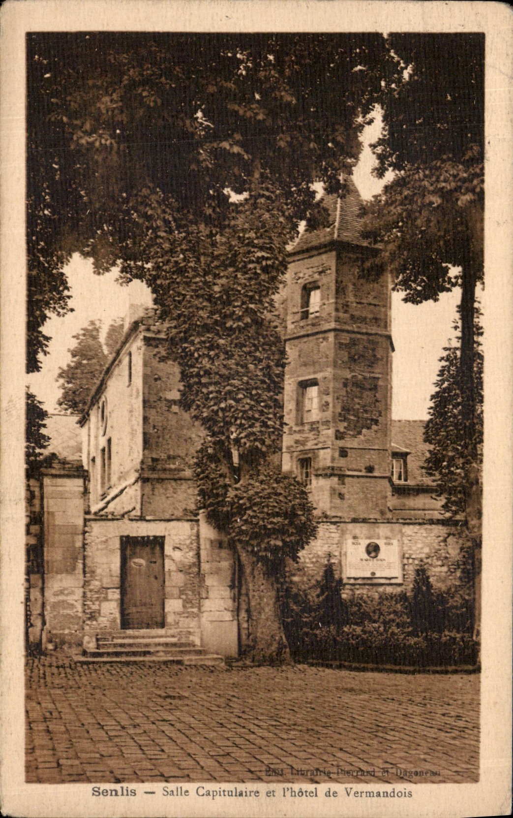 CPA Senlis Salle Capitulaire et l'Hotel de Vermandois