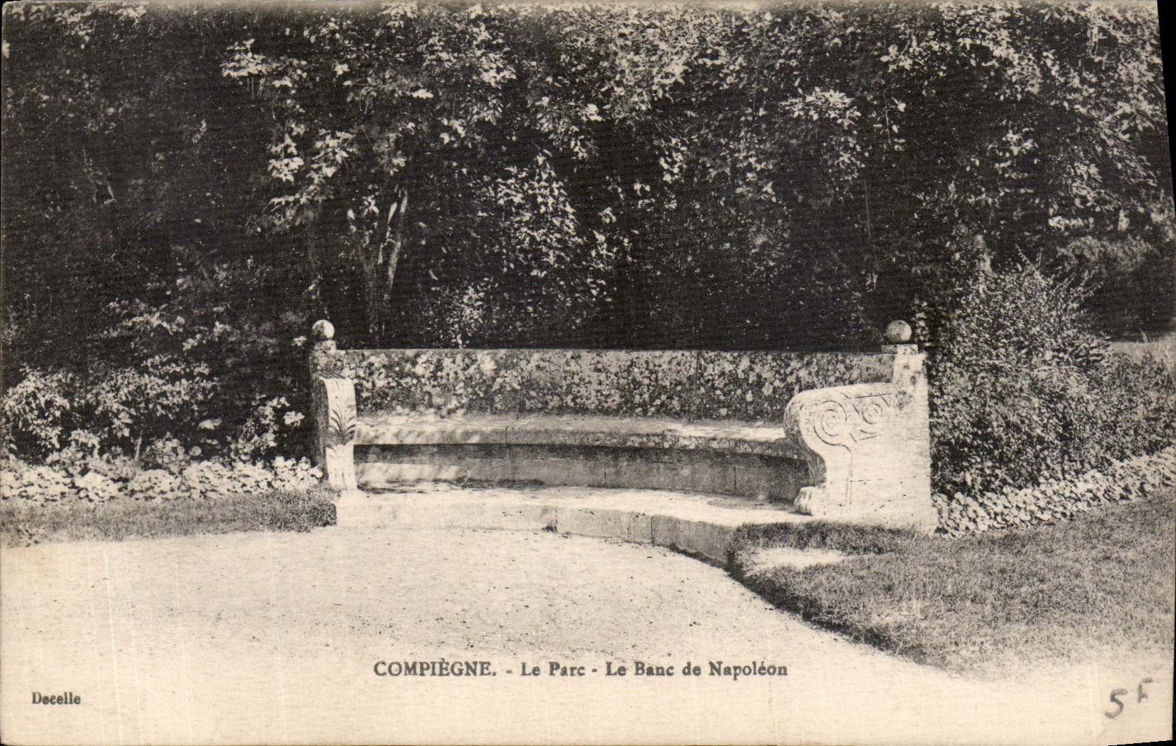 CPA Compiegne le Parc le Banc de Napoleon 