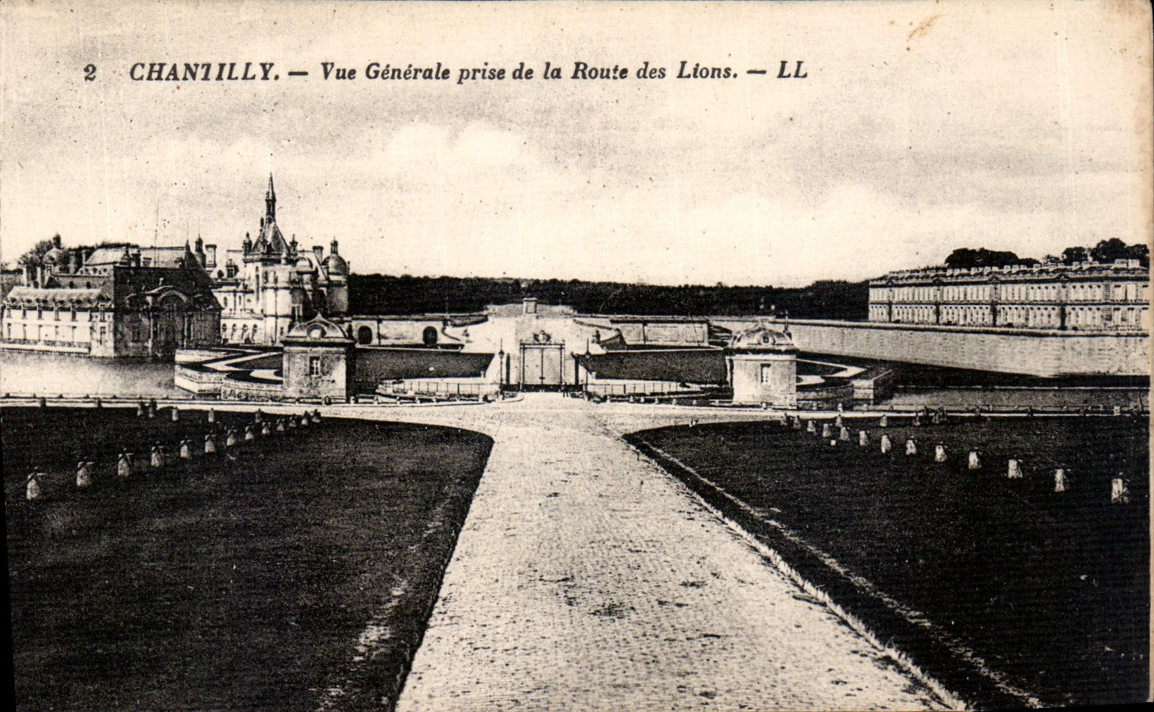 CPA Chantilly vue generale prise de la Route des Lions 