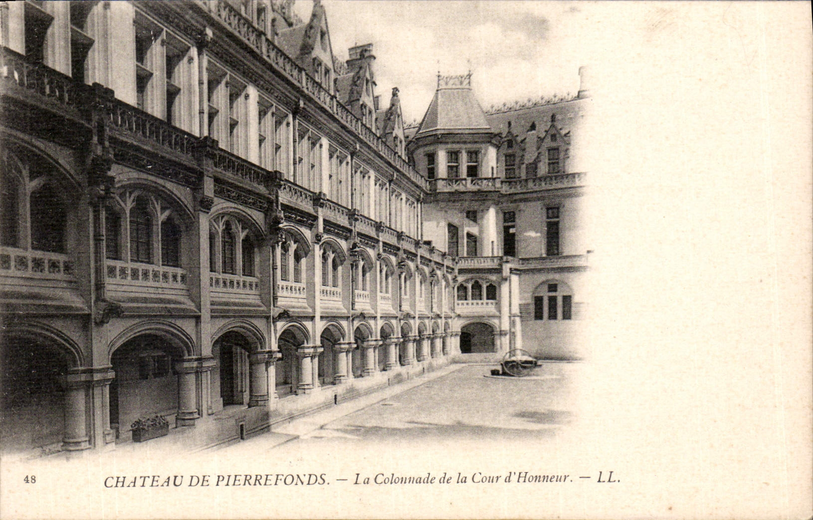 CPA Chateau de Pierrefonds la Colonnade de la Cour d'Honneur 
