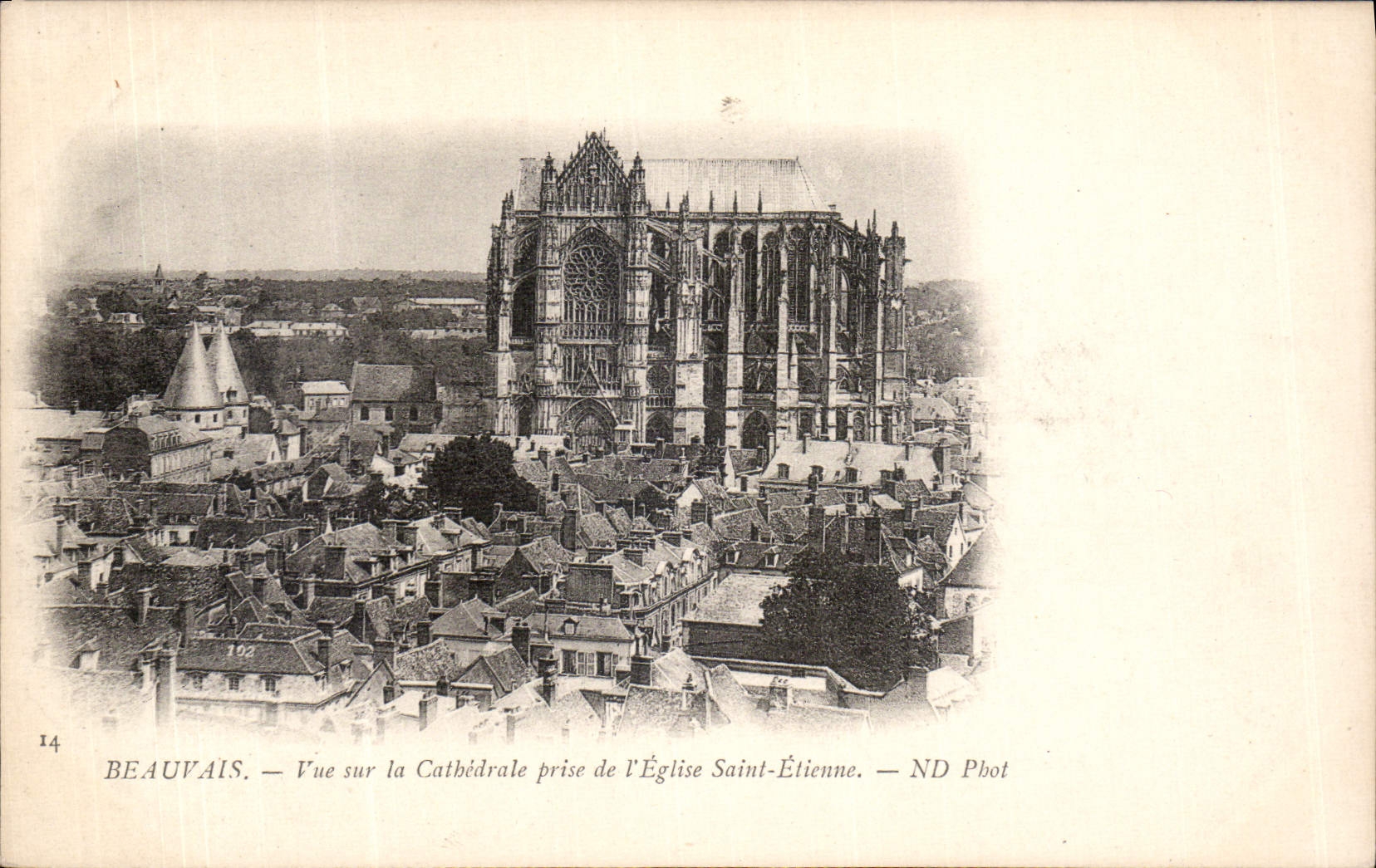 CPA Beauvais vue sur la Cathedrale prise de l'Eglise Saint Etienne 