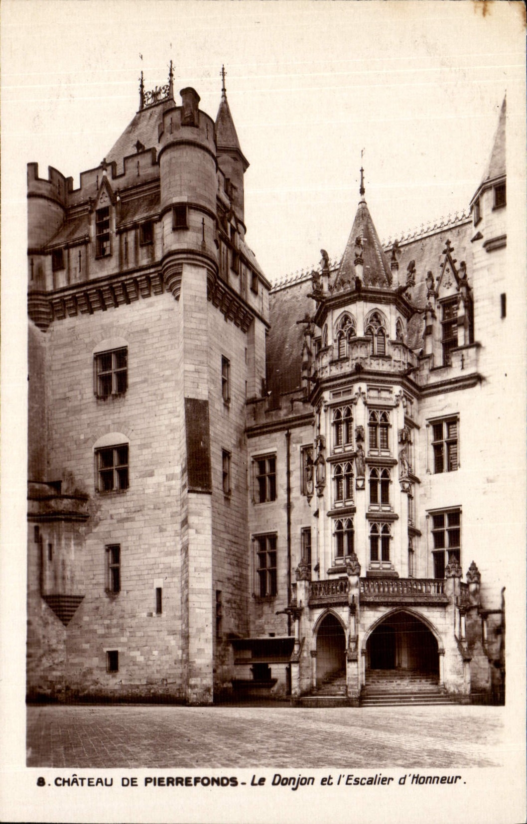 CPA Chateau de Pierrefonds le Donjon et l'Escalier d'Honneur 