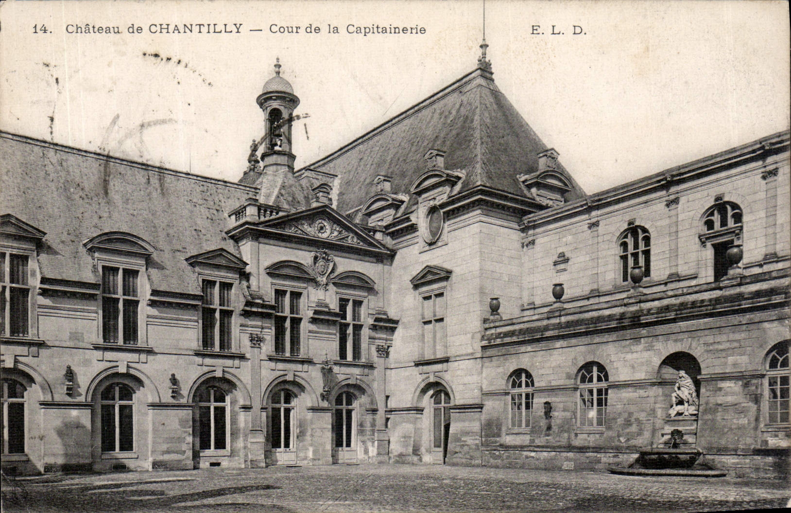 CPA Chauteau de Chantilly cour de la Capitainerie 