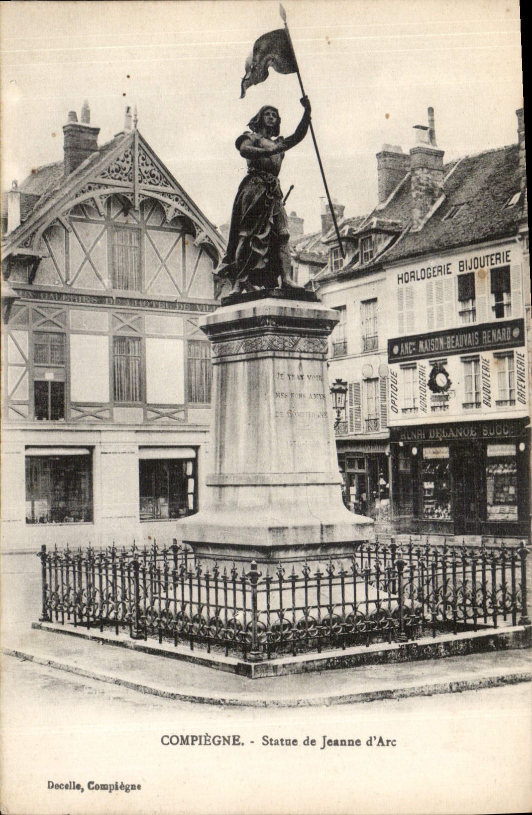 CPA Compiegne Statue de Jeanne d'Arc 