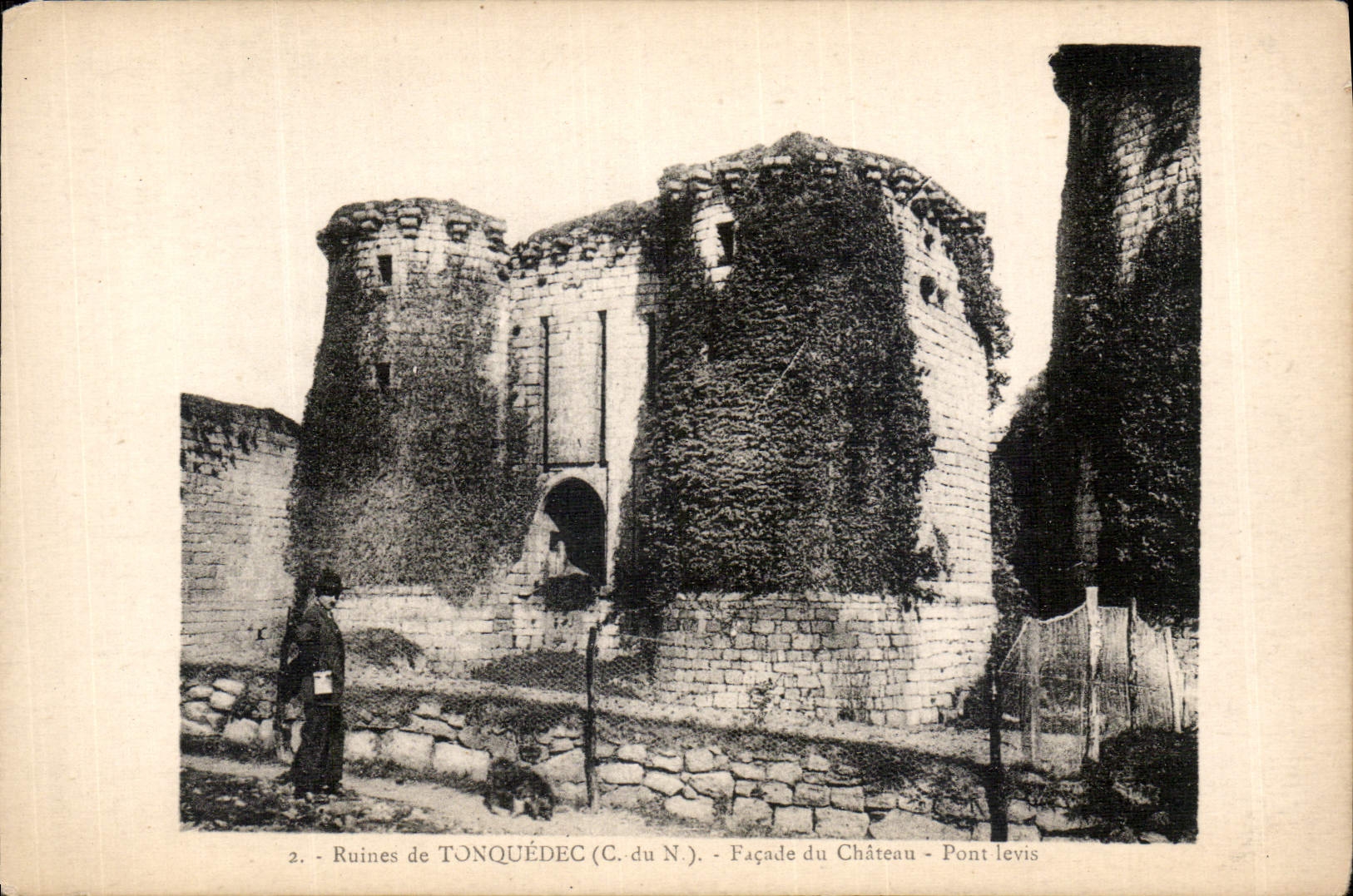 CPA Ruines de Tonquedec C du N facade du Chateau pont levis