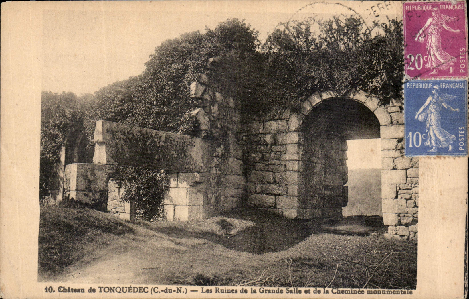 CPA Chateau de Tonquedec C du N les ruines de la Grande Salle et de la Cheminee monumentale
