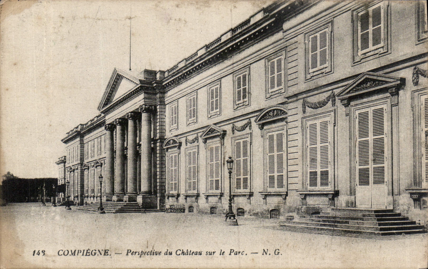 CPA Compiegne Perspective du Chateau sur le Parc 