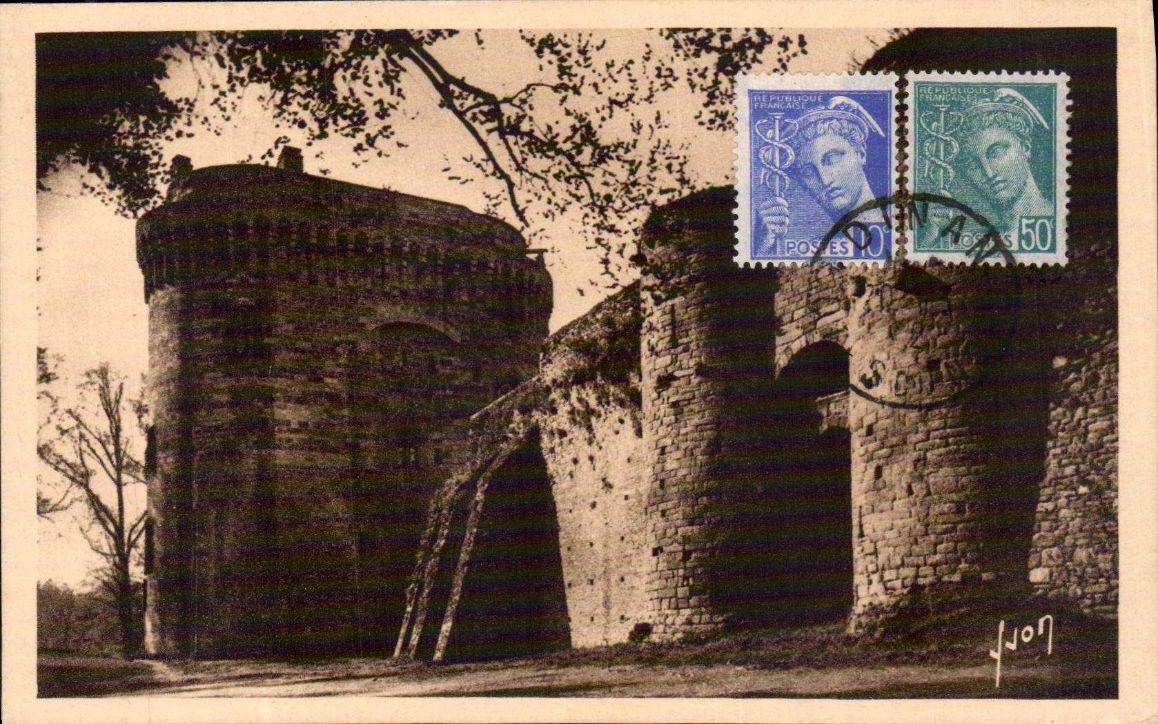 CPA Dinan Cotes du Nord le Chateau de la duchesse Anne et la fausse porte