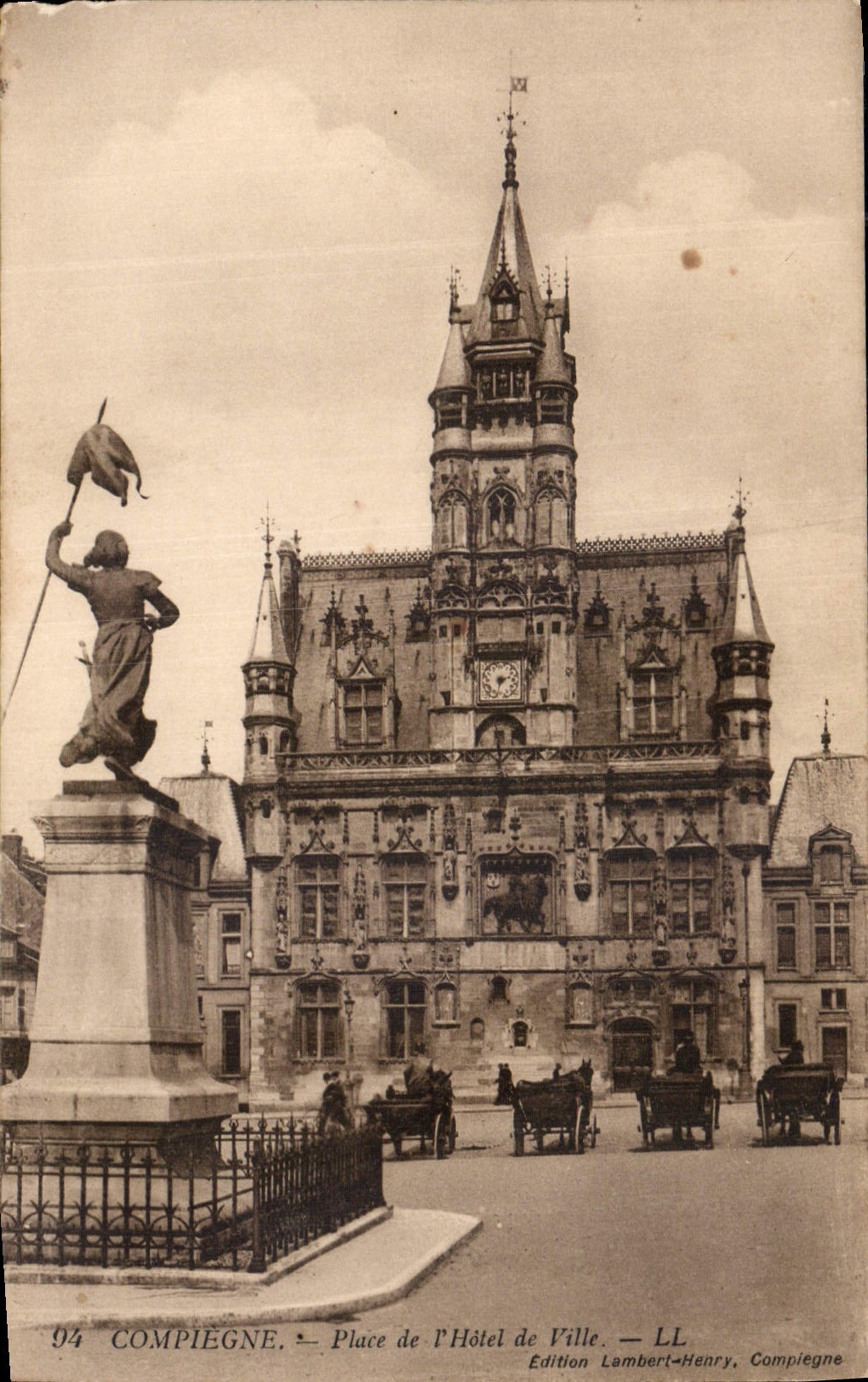 CPA Compiegne Place de l'Hotel de Ville 