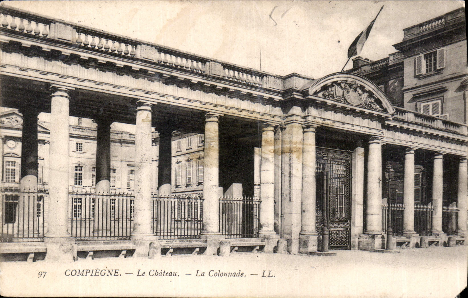 CPA Compiegne le Chateau la Colonnade 